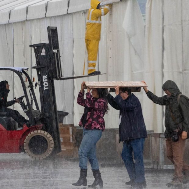 Personas se cubren de la lluvia en la Ciudad de México.